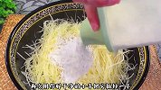 土豆丝加面粉没想到这么好吃，孩子三天两头点名要吃，营养又美味
