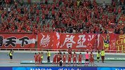 中超-17赛季-联赛-第12轮-上港赛后谢场 球迷球员欢呼致意-花絮