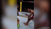 OMG！UFC赛场再现劲爆侧踢爆头KO