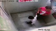 3岁男童电梯内被狗抓伤，犬主称牵了绳，看监控后速度“打脸”