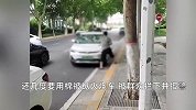 司机疑因被扣钱与平台争执，情绪失控疯狂砸车，要用棉被裹人纵火被拦