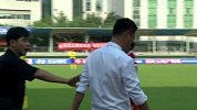 中国足协杯-14赛季-淘汰赛-第4轮-武汉主教练冲入场内表示不满被劝阻-花絮