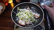 腊肉的做法，百吃不腻的腊肉炒黄豆芽，超级下饭