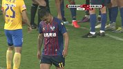杨昊穿裆杀入禁区形成单刀 巴力拉拽犯规被直红罚下