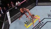 飞身重拳送KO！战斗到满脸是血 UFC现生死搏斗太激烈