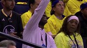 篮球-17年-支持勇士？手套佩顿观战总决赛G1向球迷挥手致意-专题