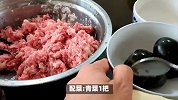 黑噜噜并不复杂，将皮蛋与肉末巧妙搭配，便呈现出意想不到的美味
