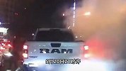 福建一轿车火花带闪电连撞多车，目击者,撞了还猛轰油门“烧胎”