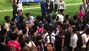 平民主帅赢得全场掌声 赛后主动与球迷合影签名