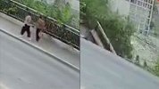 监拍！重庆武隆人行道突然垮塌 2名路过行人瞬间掉入坑中受伤