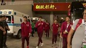 亚冠-17赛季-上港众将抵达球场胡尔克霸气侧漏 颜骏凌无缘出战化身啦啦队队长-花絮