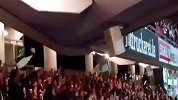 吃惊！球场律动变成QQ糖 法兰克福球迷在看台唱歌助威