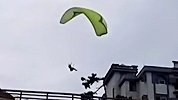 男子驾滑翔伞突然失控撞向楼顶，市民拍下惊险一幕
