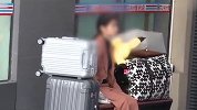 遇情变？女子坐街头十多天拒帮助：我在等男朋友回来