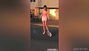身材完美！小姐姐穿超短裙玩滑板胆子可真大