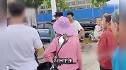 男子以为带娃老人是人贩子，将孩子抱上车被当成人贩子，警方回应