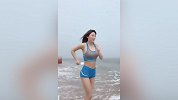 比基尼美女海边沙滩跑步 肌肤白嫩长发飘飘笑容太美好