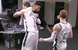 避免被横扫！赛后更衣室字母哥拖伤腿与队友一一拥抱