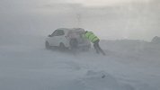 能见度不足10米！风吹雪袭击阿勒泰 交警救出50余被困群众