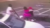 荒唐！母亲不慎将3月大儿子掉在水泥地致其死亡 只因打架太专注