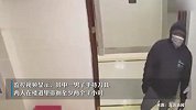 事发贵州，2男子凌晨持刀脱鞋在楼道徘徊，警方：或是小偷踩点