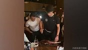 撒盐哥现场教菲利克斯切牛排 这手法略显青涩