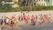 国外海滩发现奇怪“黑影”，人们作死下水探查，结果场面失控了