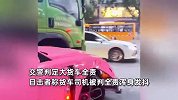 粤港两地牌粉色劳斯莱斯被货车撞上，货车司机全责，路人：司机浑身发抖