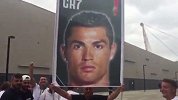 万众期待CR7！尤文球迷场外高举C罗应援牌