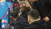 喷气机特里亮相首钢主场 观战京沪大战心情不错