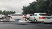 国庆遇堵有车侵占应急车道 女子在高速拍下270辆违章车辆举报