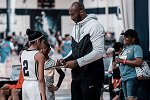 沉迷于女篮不可自拔 科比带领她的女篮球队现场观战WNBA