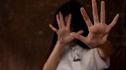 女大学生留宿他人宿舍坠楼身亡 法院：曾遭其“干哥哥”强制猥亵