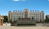 学生企图抄近道出门被拦 遭保安警棍打头当场倒地