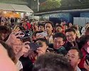 退钱哥被包围，球迷喊出经典梗：退钱