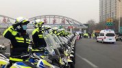 致敬！河南、天津部分支援河北医疗队回家 当地交警最高礼仪送别