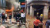 四川南部一在建楼盘起火 现场火苗四窜浓烟滚滚