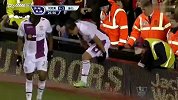 英超-1314赛季-联赛-第22轮-阿邦拉霍冲上看台险掉沟里 球迷拍照留念-花絮