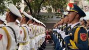 解放军仪仗司礼亮相越南，步履铿锵气场拉满，路人欢呼尖叫声不断