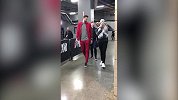 NBA冷血杀手变身超级奶爸！利拉德怀抱儿子抵达场馆