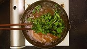 脆皮盐酥鸡也能变身家常菜，趁热更好吃哦！