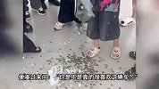 16个外甥攒9800元为舅舅买越野车，付款时零钱洒满一地