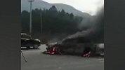 接亲车内放鞭炮烧毁主婚车：新郎新娘都在车上 鞭炮没扔出去
