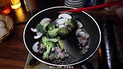 香菇家常做法，百吃不腻的香菇炒西兰花，清爽开胃