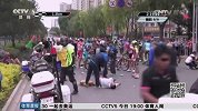 综合-16年-行人横穿环湖赛赛道致大面积撞车 6名车手受伤-新闻
