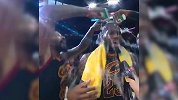 篮球-18年-透心凉直哆嗦！詹姆斯采访惨遭队友突袭湿身-专题