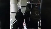 我要去公司打卡！女子赶着上班一路小跑体力不支倒下