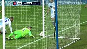 主队门将快速倒地化险 纽卡劲射击中边网