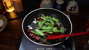 香肠炒什么配菜好吃，香肠搭配扁豆一起炒好吃