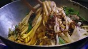 万州这家摊的卤饵丝，口感香甜且筋道，顾客贼喜欢吃